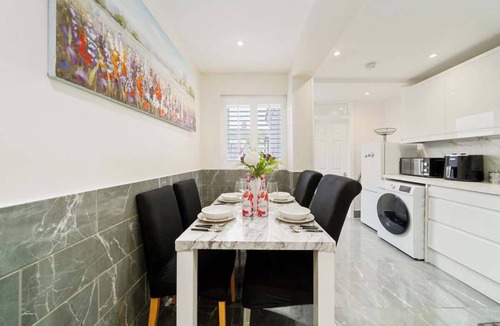 Grays House | Cosy Clean Home Near Central London