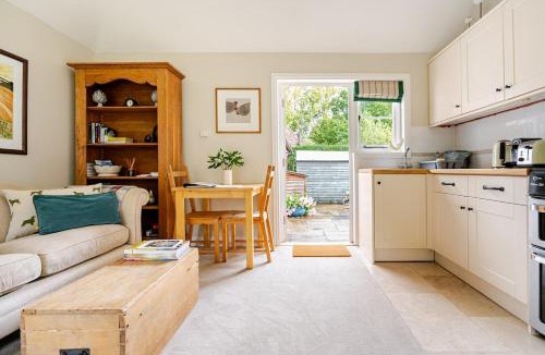 Abbess Roding House | Cosy Country Cottage