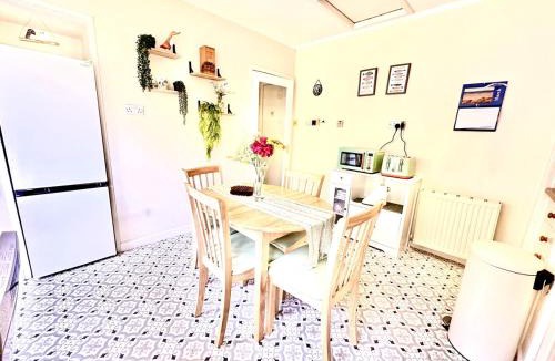 Crinan House | Cosy Crinan Cottage - Pet Friendly, Wetroom, Garden