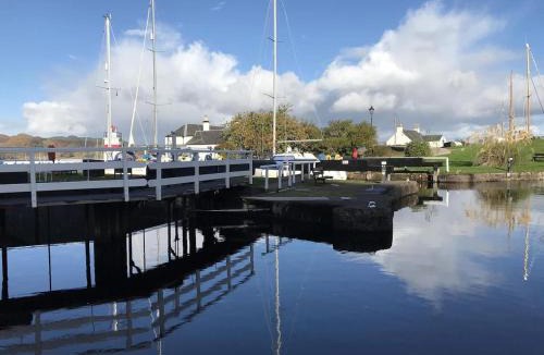 Crinan House | Cosy Crinan Cottage - Pet Friendly, Wetroom, Garden