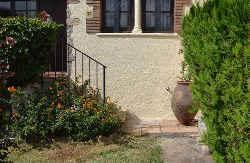 Torroella de Montgri House | Cosy Holiday Home in L'Estartit with Swimming Pool