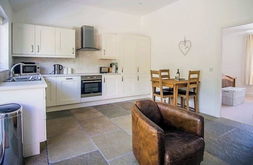 Killin House | Cosy Riverside Escape with Hot Tub | Garth Cottage