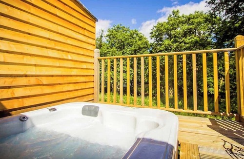 Killin House | Cosy Riverside Escape with Hot Tub | Garth Cottage
