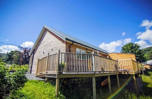 Killin House | Cosy Riverside Escape with Hot Tub | Garth Cottage