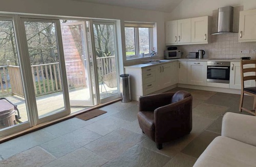 Killin House | Cosy Riverside Escape with Hot Tub | Garth Cottage