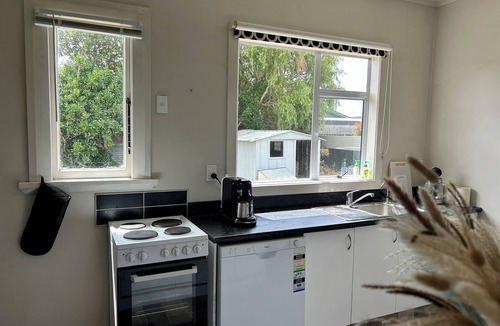 Oamaru House | Cosy seaside villa with a pool table!