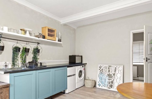 Cuffley House | Cosy Self contained flat part of home in Hert close to forest & trains