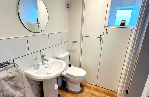 Luton Apartment | Cosy studio close to Luton airport, self check in, WIFI and free parking