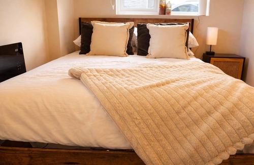 Luton Apartment | Cosy studio close to Luton airport, self check in, WIFI and free parking