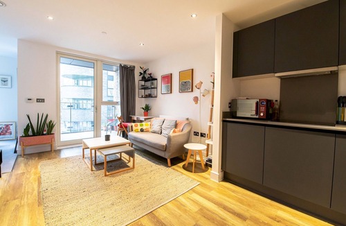 Markhouse Apartment | Cosy Studio flat with a Balcony - Pass the Keys