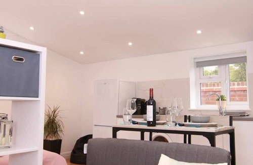 Bury St Edmunds Apartment | Cosy Studio: Kitchen, Parking, 10' walking to Town