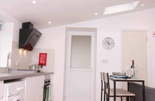 Bury St Edmunds Apartment | Cosy Studio: Kitchen, Parking, 10' walking to Town