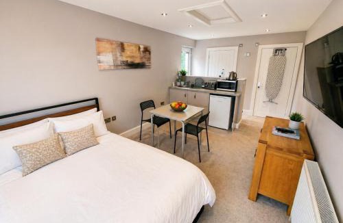 Longcroft House | Cosy studio unit in peaceful location