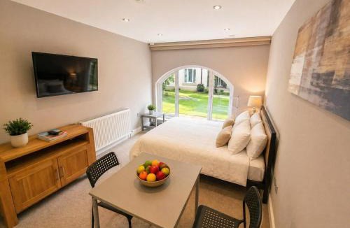 Longcroft House | Cosy studio unit in peaceful location
