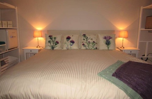 Blanefield Cabin | Cosy Studio with Hot Tub in Village Location