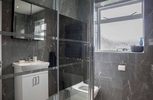 East Ham South House | Cosy Twin Bedroom in East London