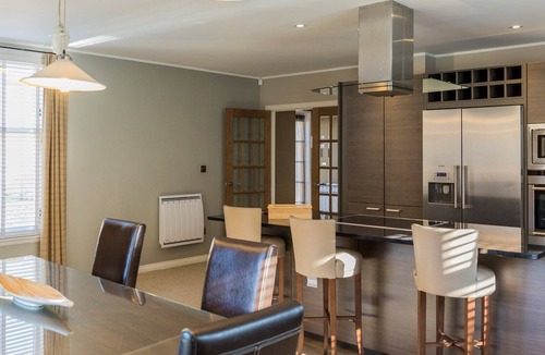 Alexandria Cottage | Cottage by Loch Lomond shore with luxury spar