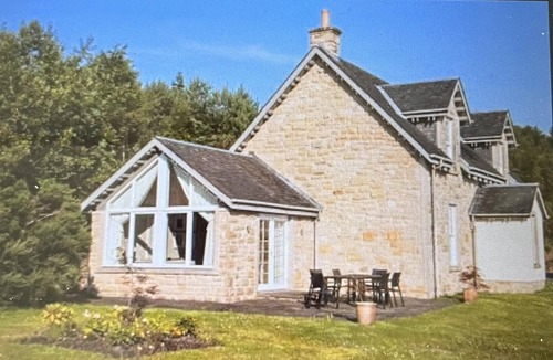 Alexandria Cottage | Cottage by Loch Lomond shore with luxury spar