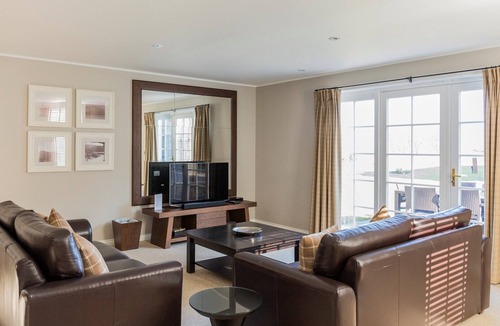 Alexandria Cottage | Cottage by Loch Lomond shore with luxury spar