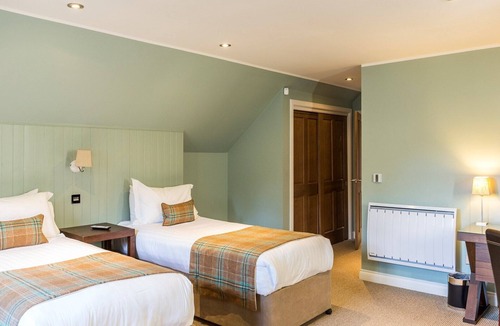 Alexandria Cottage | Cottage by Loch Lomond shore with luxury spar