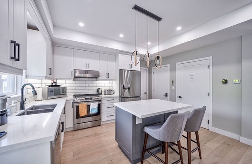 Fort Erie Cottage | Cottage featuring Lake view balcony, private elevator and 3 en-suites!