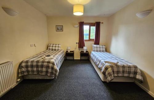 Mainland House | Cottage - Sleeps 5 - Garden - River Side