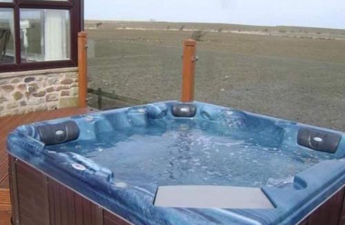 Knott End-on-Sea House | Cottage - Sleeps 5 - Hot Tub - Garden - Parking