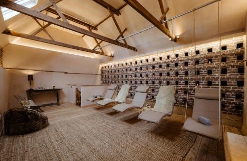 Scunthorpe House | Country Cottage with Spa, Catering, Gardens, Nature Reserve Walks - Free Parking, Self Checkin