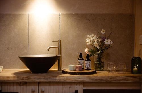 Scunthorpe House | Country Cottage with Spa, Catering, Gardens, Nature Reserve Walks - Free Parking, Self Checkin