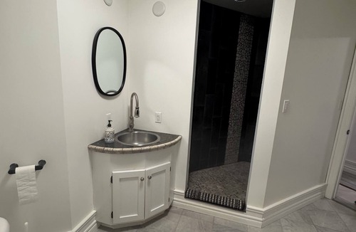 Mulmur House | Country Escape with Pool and Hot tub near Creemore