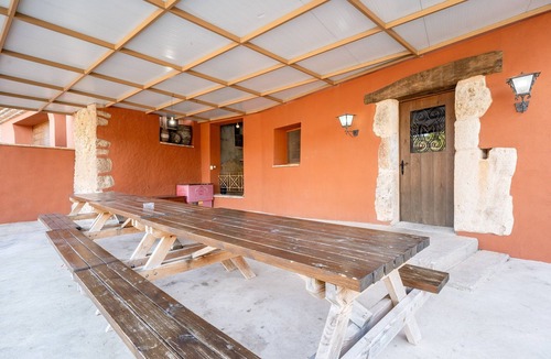 Torrelles de Foix House | Country House 'Can Cruset' with Mountain View, Private Pool and Wi-Fi