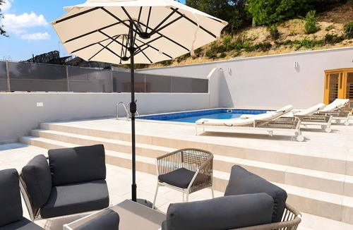 Vidreres Villa | Country House 'Senera' with Mountain Views, Wi-Fi and Air Conditioning