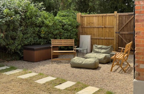 Tea Green House | Country Retreat 2 Cottages Sleeps 10 - Harpenden - Countryside