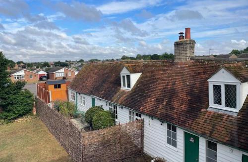 Great Tey House | Countryside Cottage with Log Burner | Walk to Village Pub