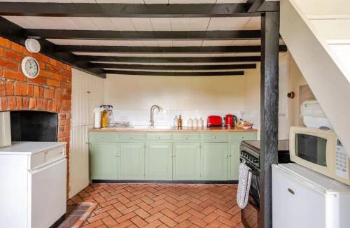 Great Tey House | Countryside Cottage with Log Burner | Walk to Village Pub