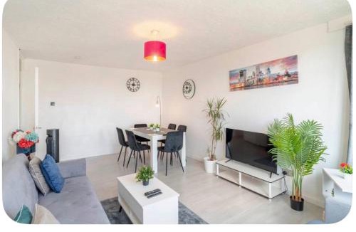 West Ham Apartment | Cozy 1BR Apartment in Stratford with City View