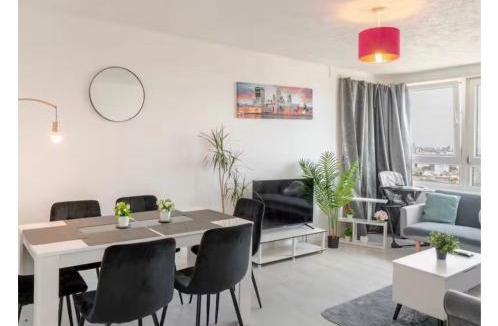 West Ham Apartment | Cozy 1BR Apartment in Stratford with City View