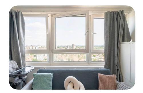 West Ham Apartment | Cozy 1BR Apartment in Stratford with City View