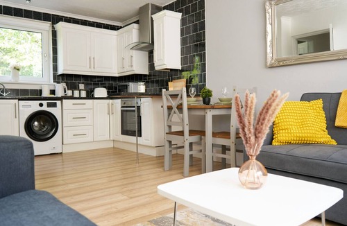 Glasgow Apartment | Cozy 1BR Glasgow Stay | 2 Beds | Great Location