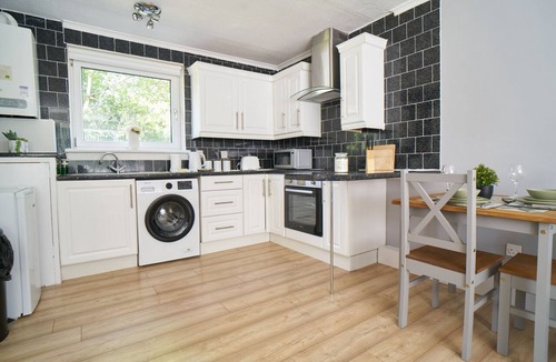 Glasgow Apartment | Cozy 1BR Glasgow Stay | 2 Beds | Great Location