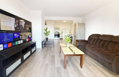 Bridgeview Apartment | Cozy 1BR Retreat Near University of Windsor and Ambassador Bridge