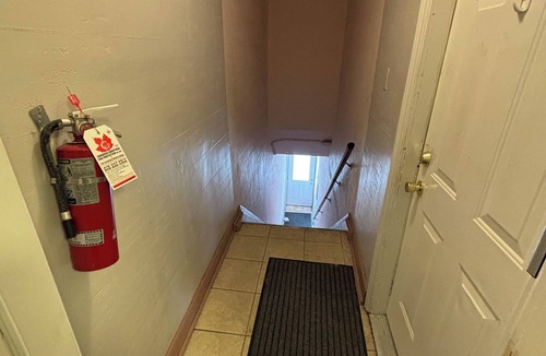 Old East York Apartment | Cozy 2 Bed 1 Bath Duplex Entire Apartment Unit in East York