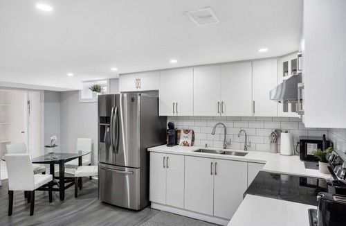 Kitchener House | Cozy 2 Bedroom+50" TV+Sleeps 6+Lower Unit