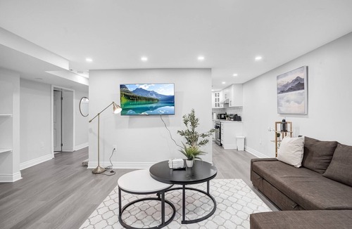 Kitchener House | Cozy 2 Bedroom+50" TV+Sleeps 6+Lower Unit