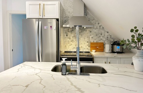 Grimsby Apartment | Cozy 2-Bedroom Apartment In Historical Building.