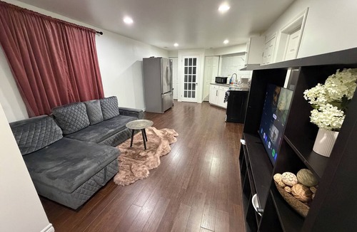 Woodslee House | Cozy 2-Bedroom Basement Suite Near Battery Plant - East Windsor