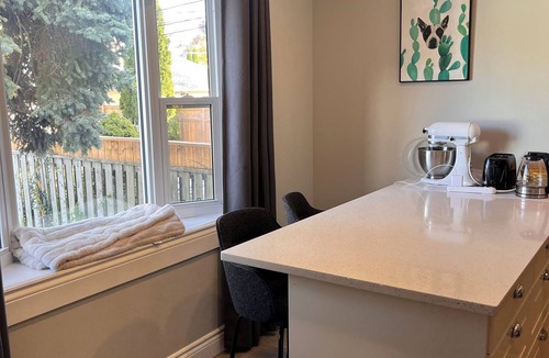 Walkerville House | 🏡 Cozy 2-Bedroom Home Near Ottawa Street Cafés & Riverside – Short-Term Stay