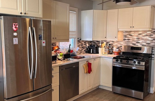 Walkerville House | 🏡 Cozy 2-Bedroom Home Near Ottawa Street Cafés & Riverside – Short-Term Stay