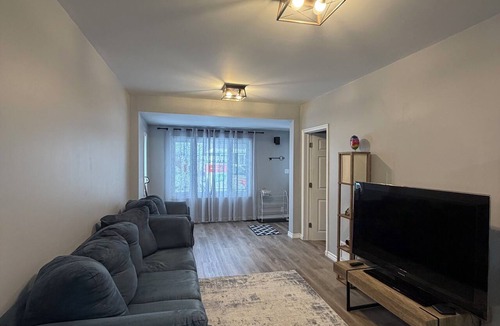 Thunder Bay House | Cozy 2 bedroom house.Walking distance from Friendship Gardens.