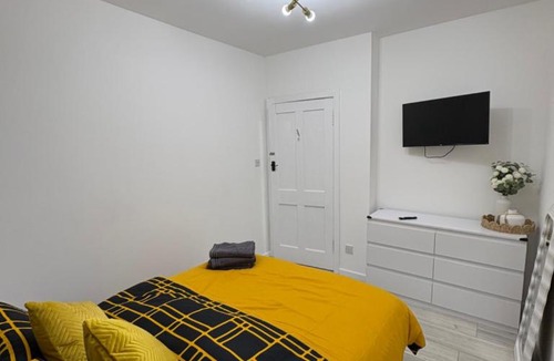 North Glasgow Apartment | Cozy 3 Bed Home, Free Parking 8 min to City Centre